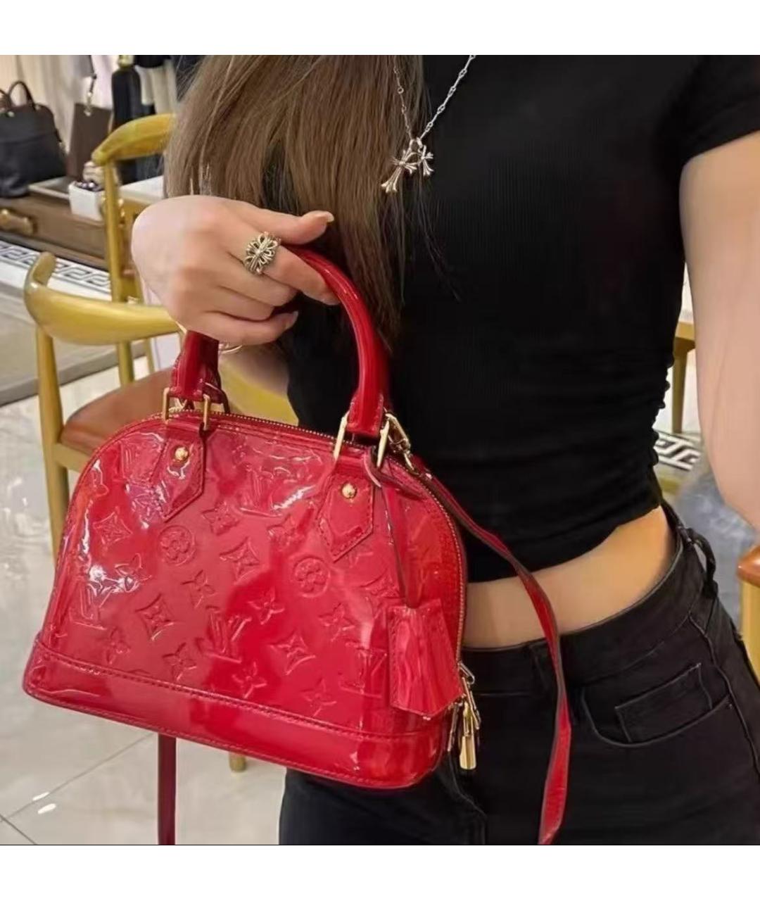 LOUIS VUITTON Красная сумка с короткими ручками из лакированной кожи, фото 7