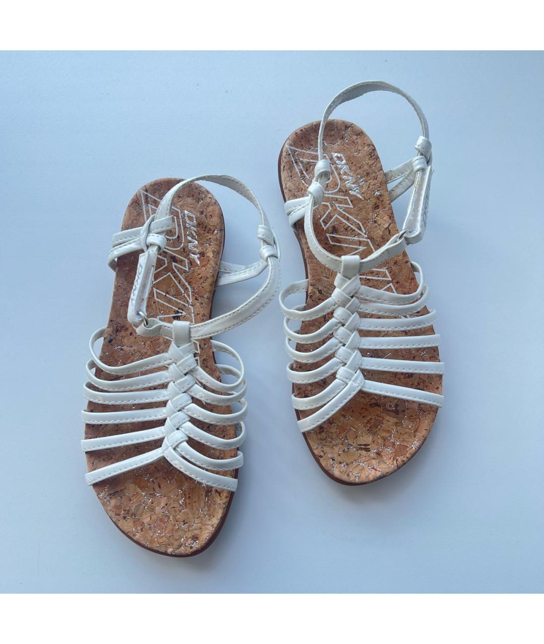 DKNY Белые сандалии и шлепанцы из лакированной кожи, фото 2