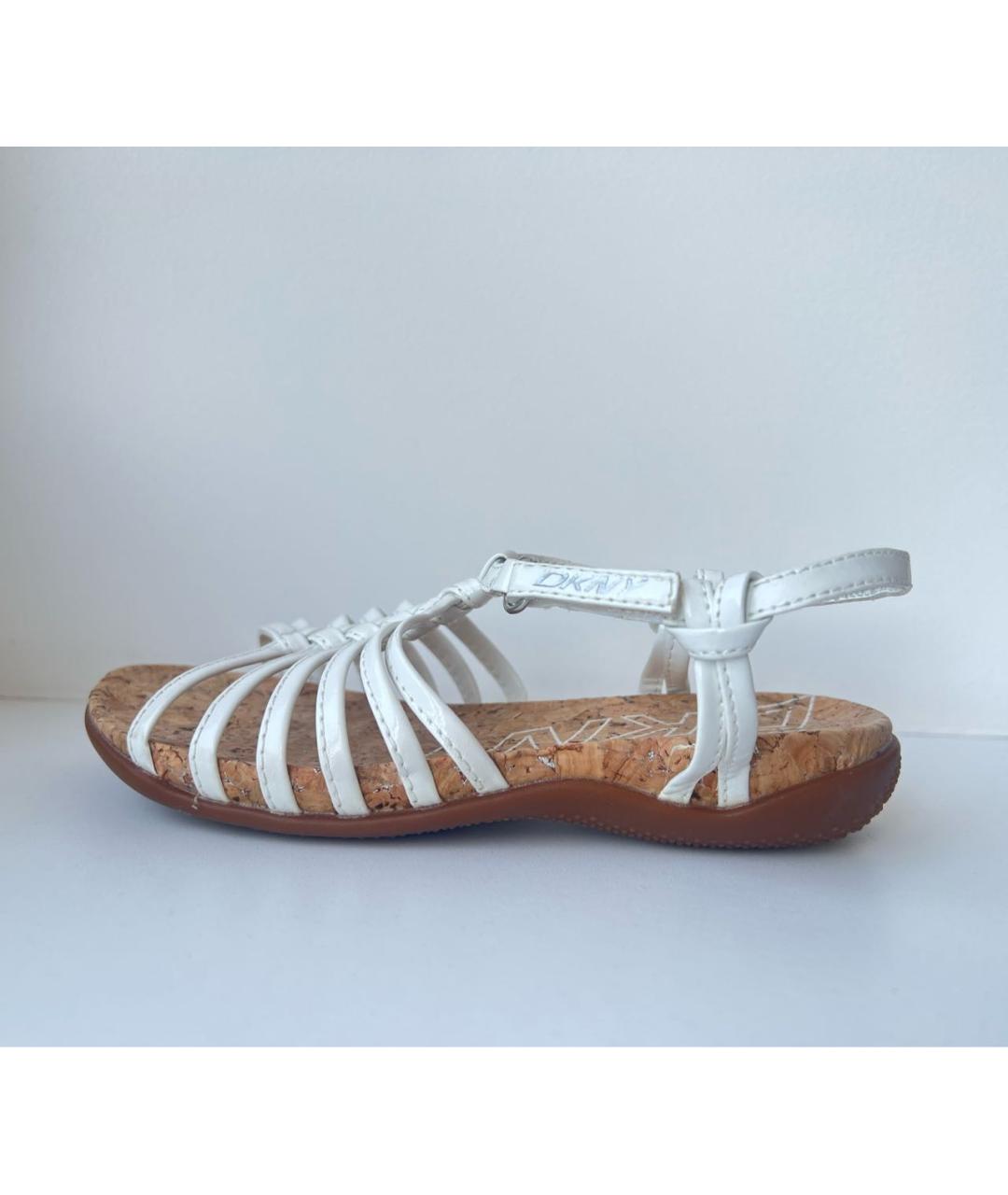DKNY Белые сандалии и шлепанцы из лакированной кожи, фото 5