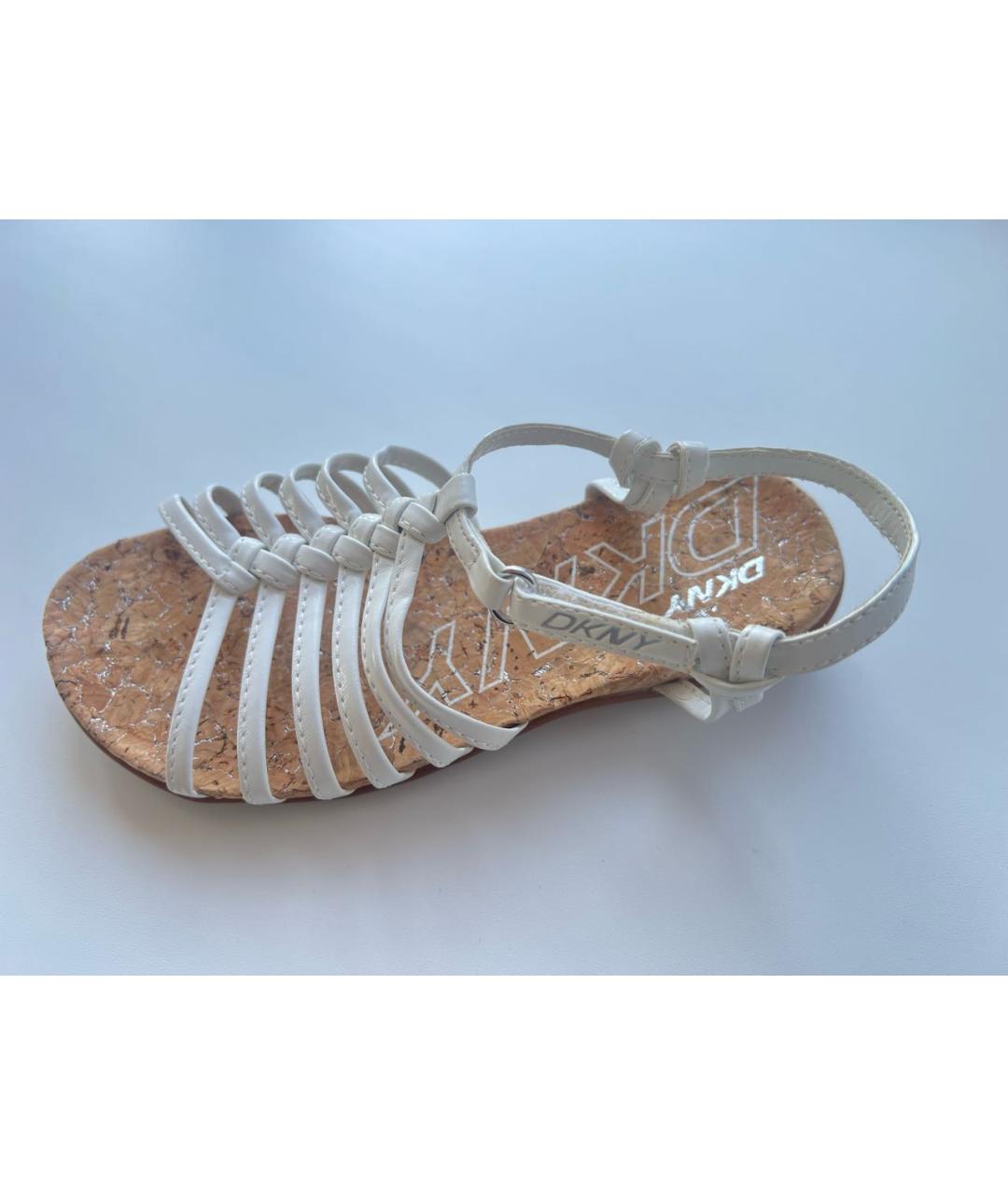 DKNY Белые сандалии и шлепанцы из лакированной кожи, фото 3