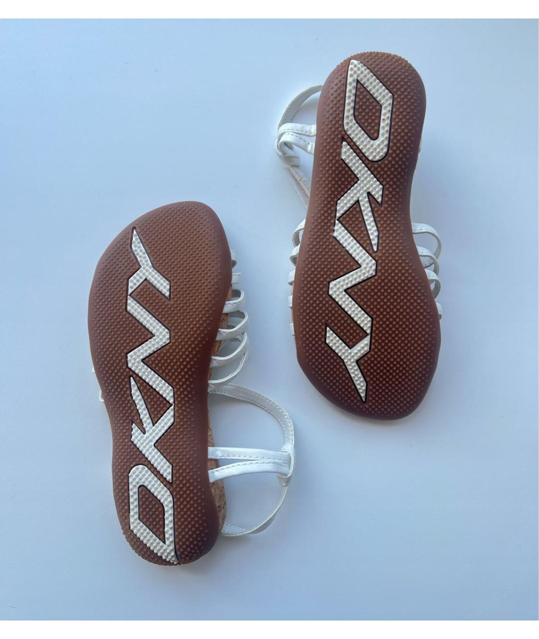 DKNY Белые сандалии и шлепанцы из лакированной кожи, фото 4