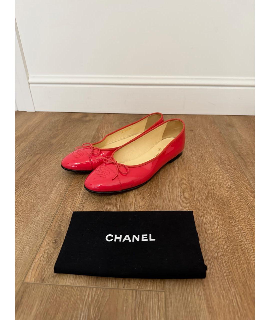 CHANEL Коралловые балетки из лакированной кожи, фото 6