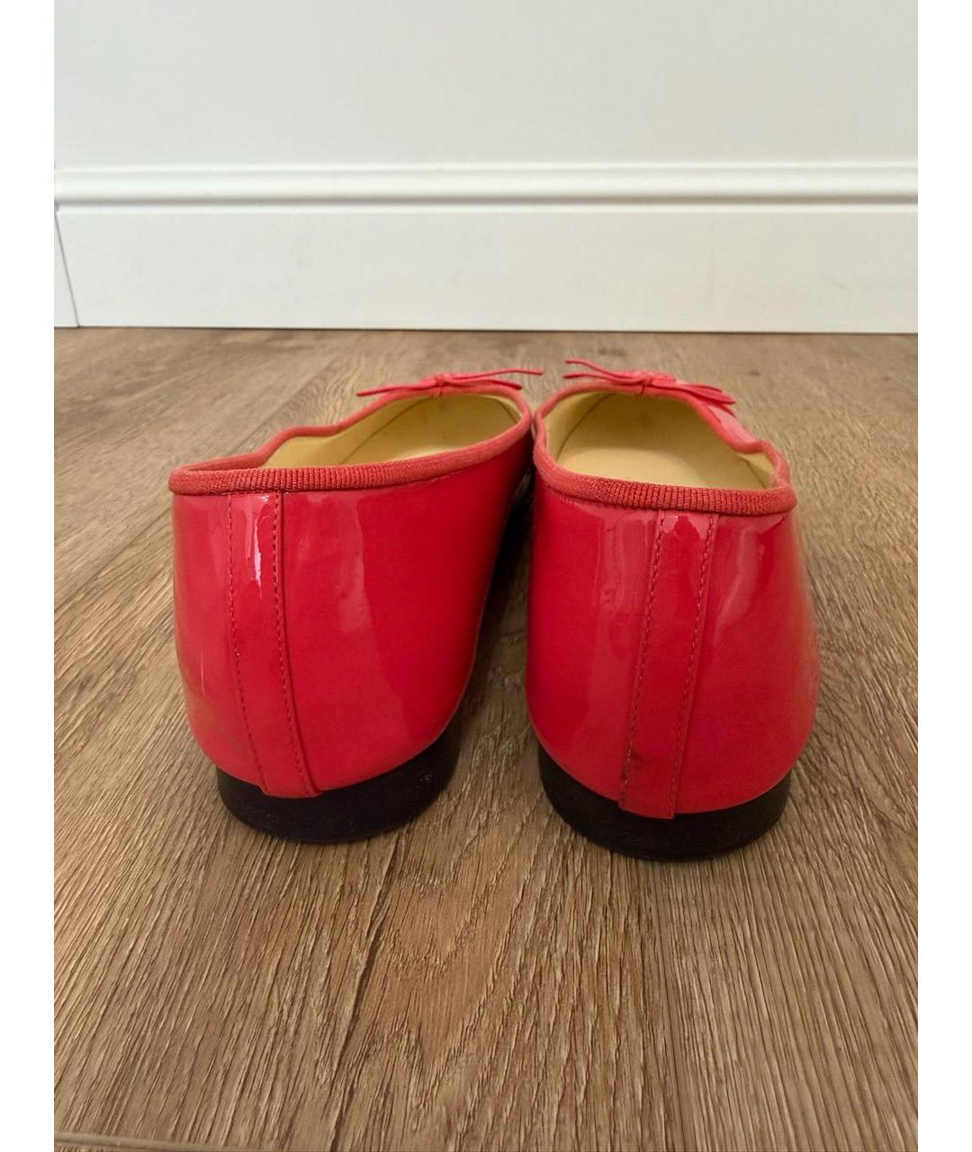 CHANEL Коралловые балетки из лакированной кожи, фото 4