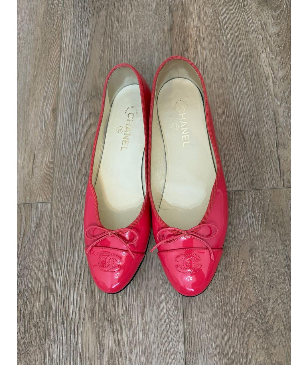 CHANEL Коралловые балетки из лакированной кожи, фото 3