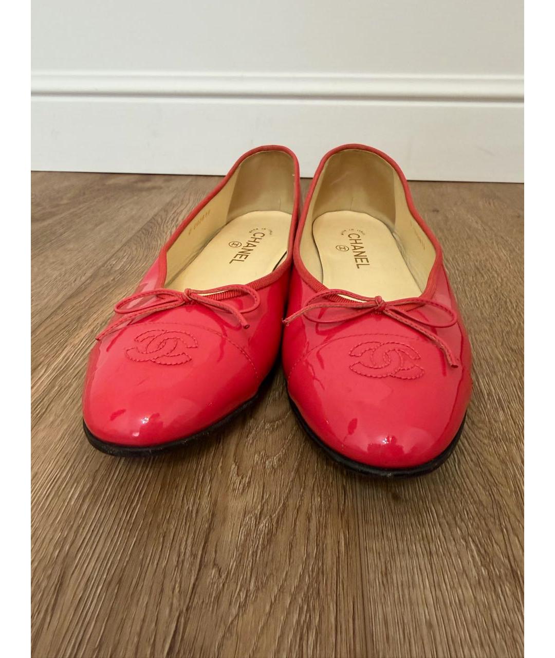 CHANEL Коралловые балетки из лакированной кожи, фото 2