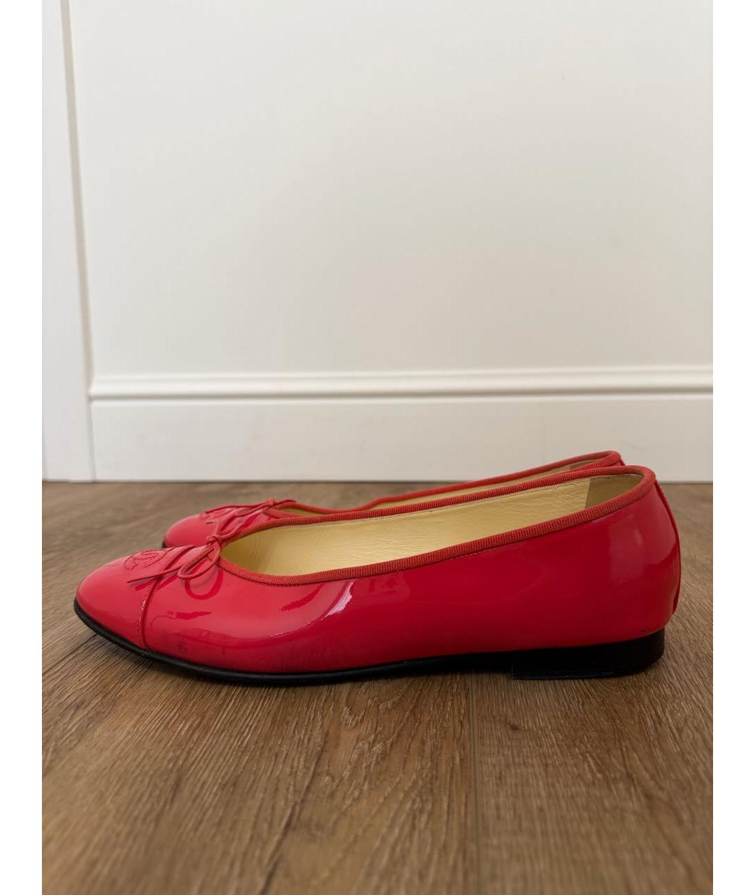 CHANEL Коралловые балетки из лакированной кожи, фото 7