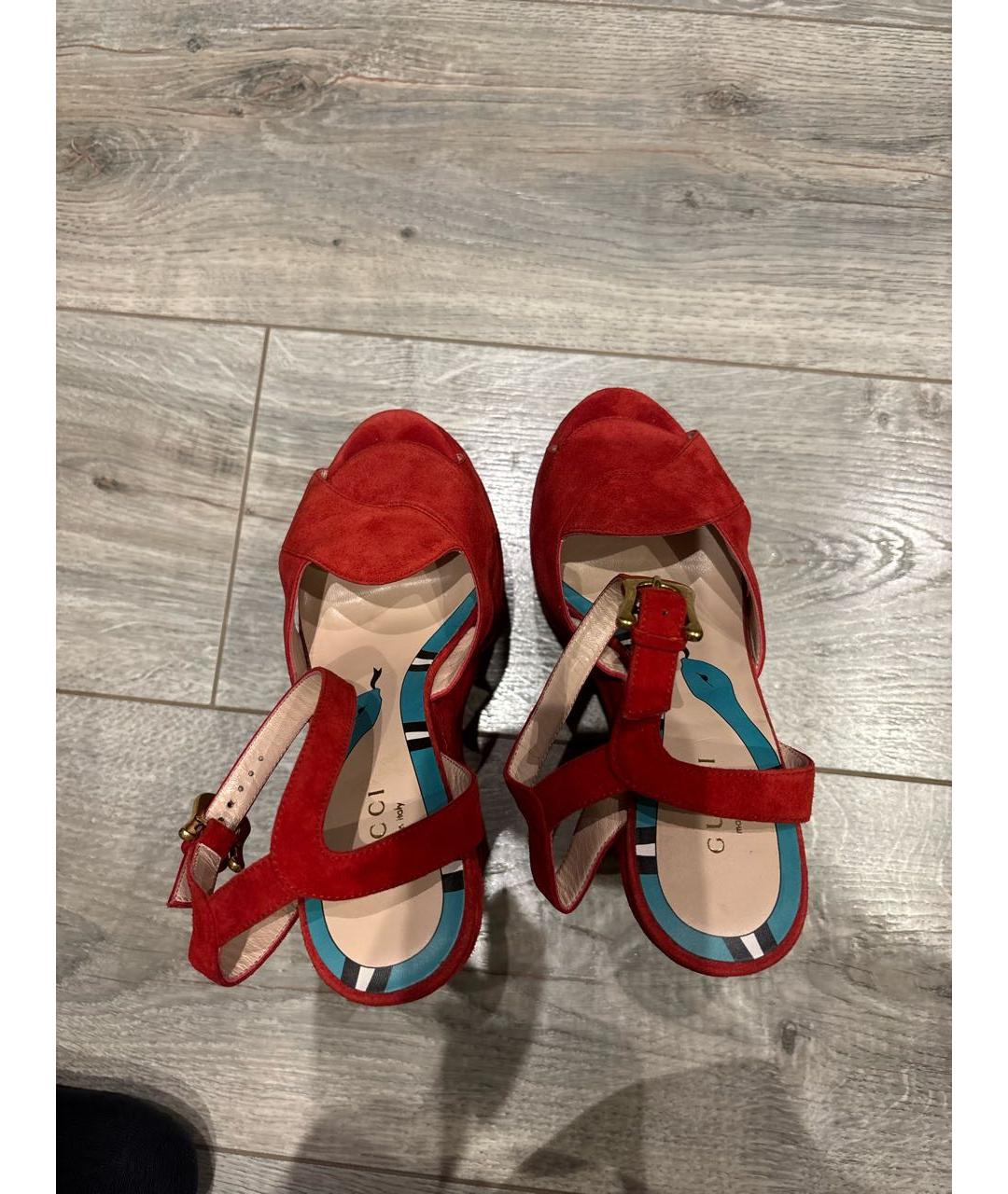 GUCCI Красные замшевые босоножки, фото 3