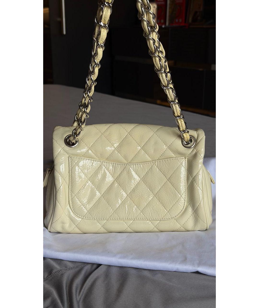 CHANEL Белая сумка через плечо из лакированной кожи, фото 3