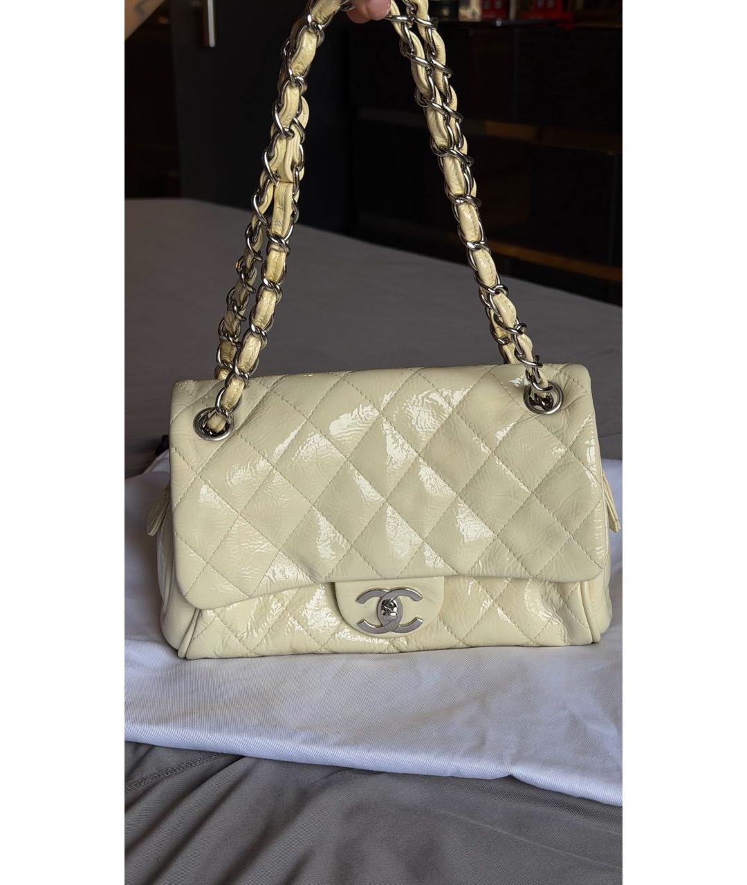 CHANEL Белая сумка через плечо из лакированной кожи, фото 8