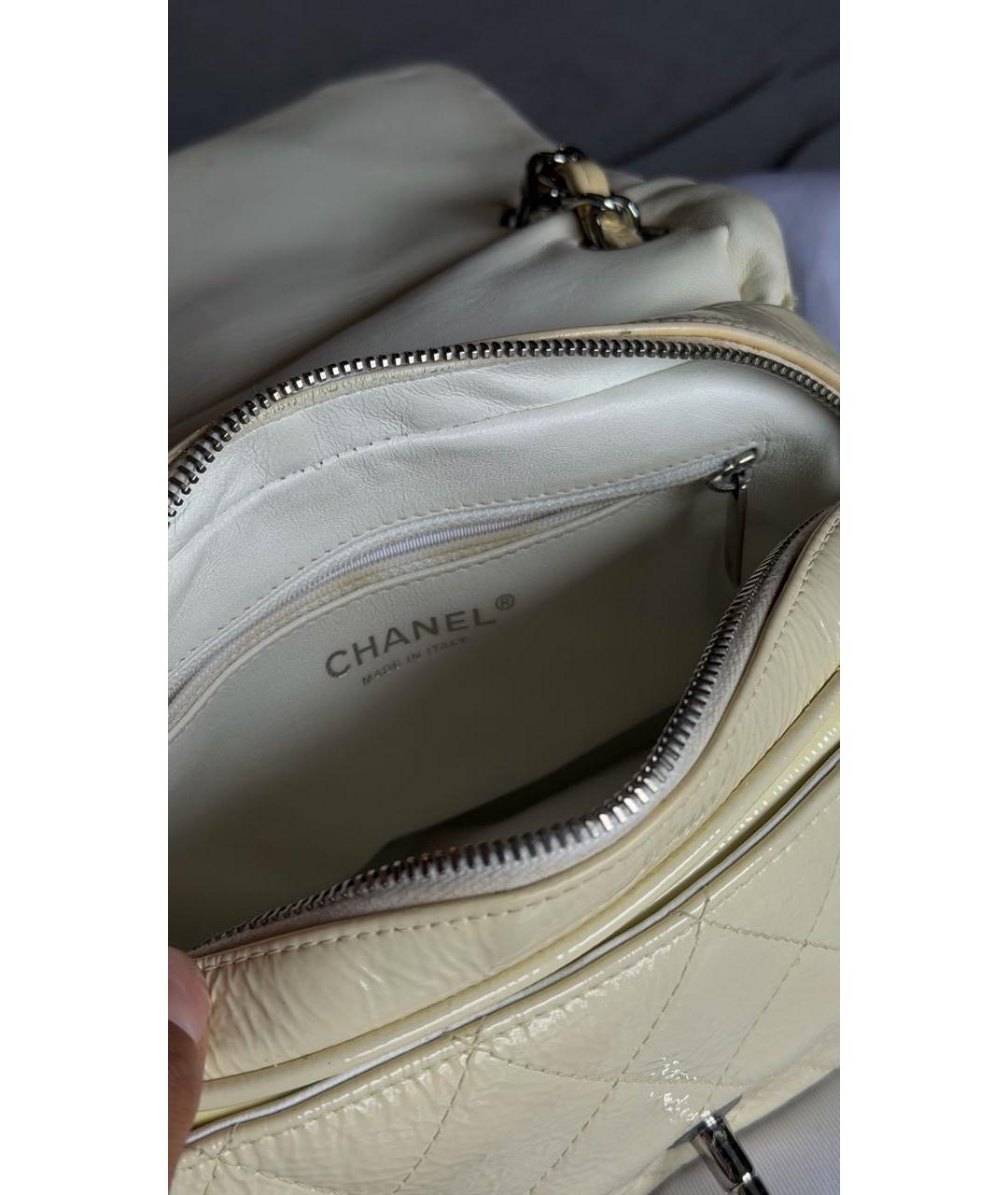 CHANEL Белая сумка через плечо из лакированной кожи, фото 4