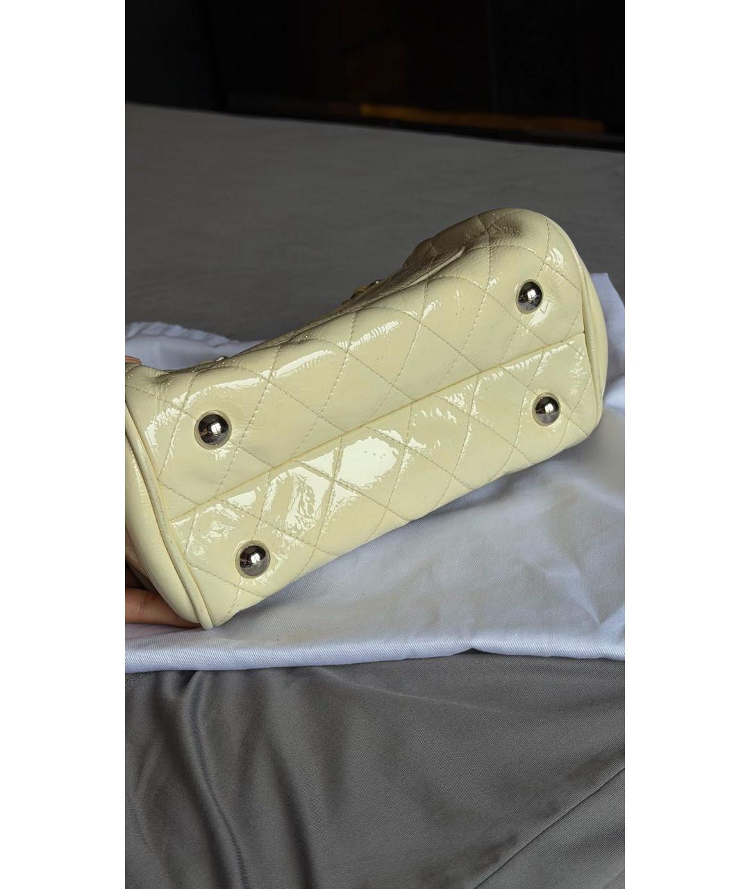 CHANEL Белая сумка через плечо из лакированной кожи, фото 5