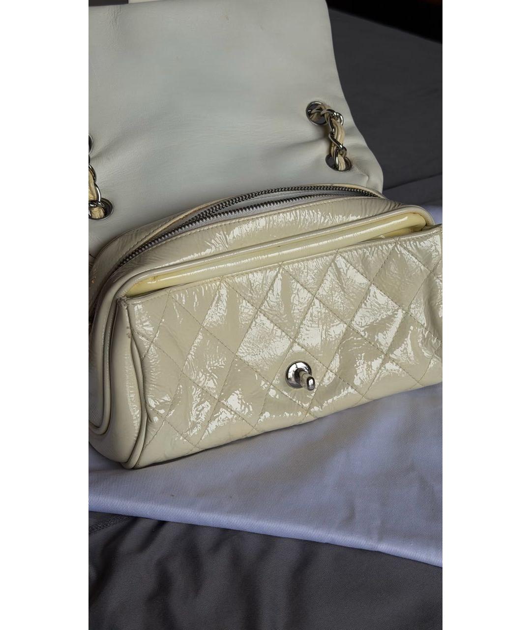 CHANEL Белая сумка через плечо из лакированной кожи, фото 2