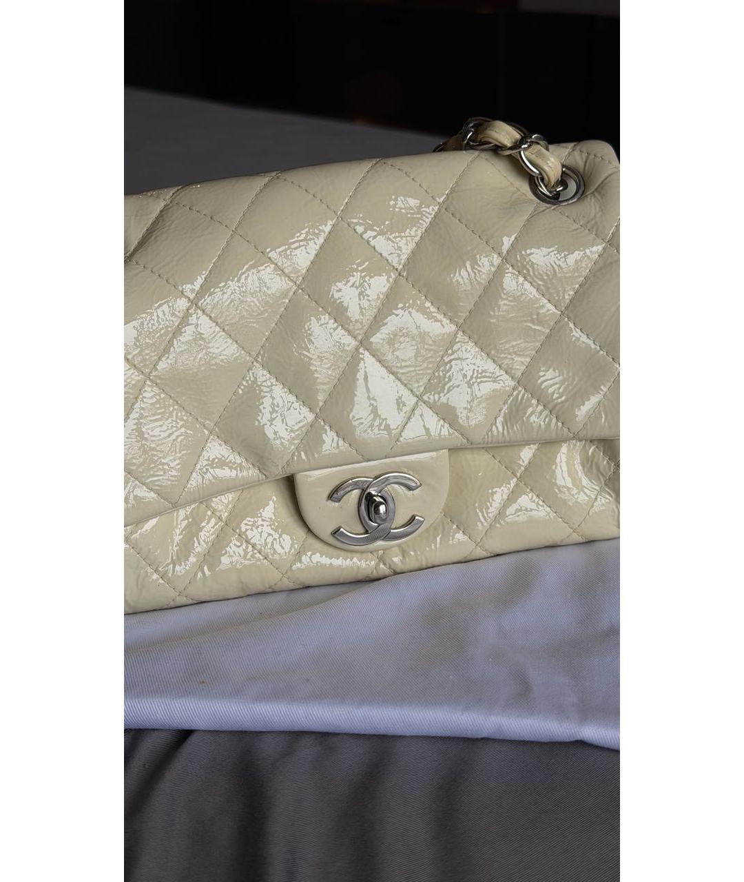 CHANEL Белая сумка через плечо из лакированной кожи, фото 6