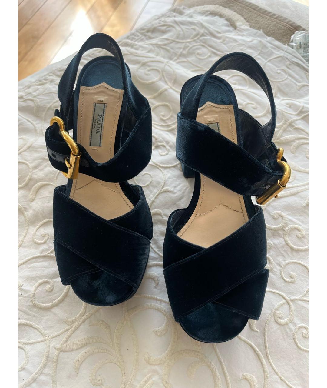 PRADA Темно-синие бархатные босоножки, фото 4