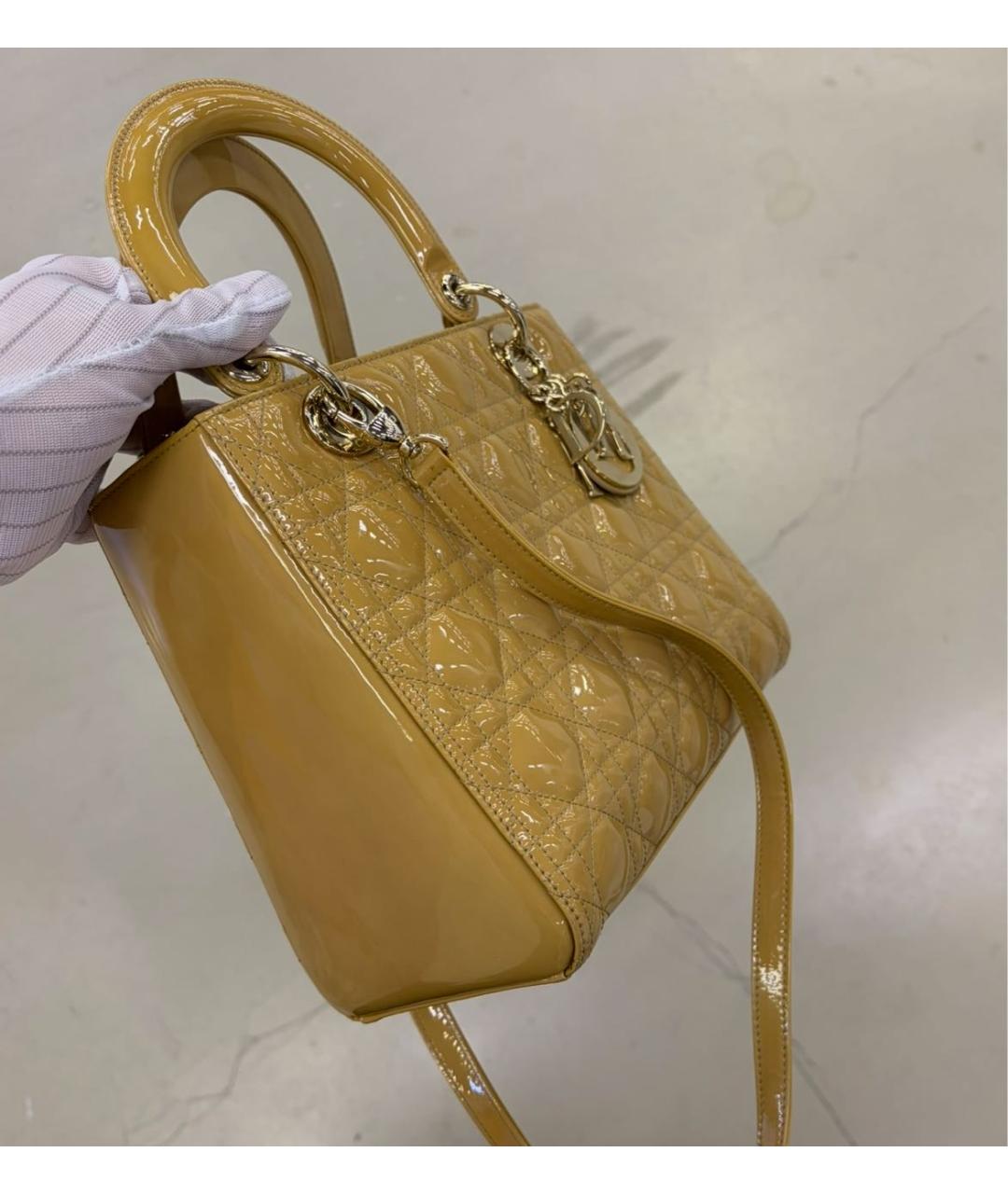 CHRISTIAN DIOR Горчичная сумка с короткими ручками из лакированной кожи, фото 2