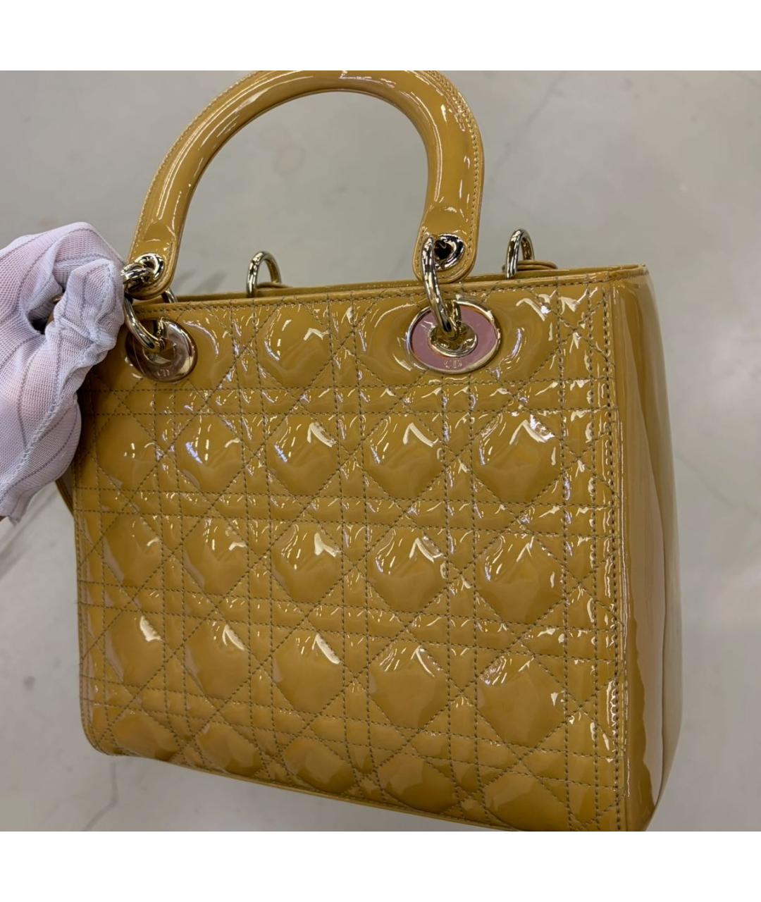 CHRISTIAN DIOR Горчичная сумка с короткими ручками из лакированной кожи, фото 4