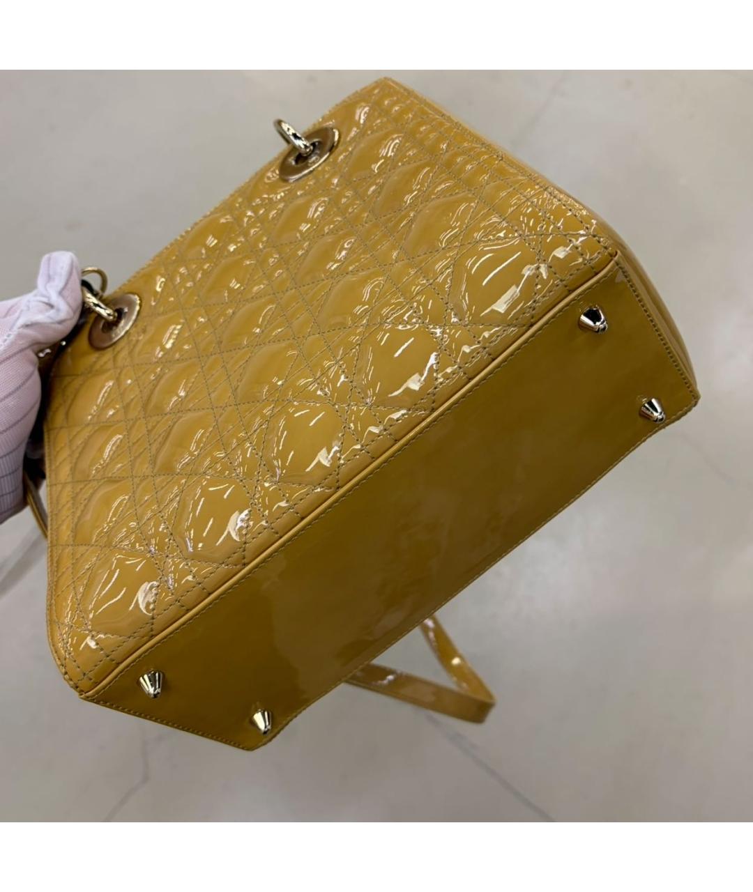 CHRISTIAN DIOR Горчичная сумка с короткими ручками из лакированной кожи, фото 3