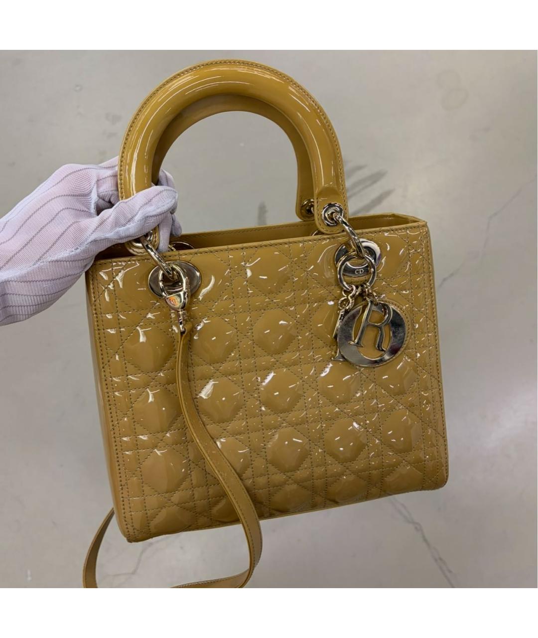 CHRISTIAN DIOR Горчичная сумка с короткими ручками из лакированной кожи, фото 5