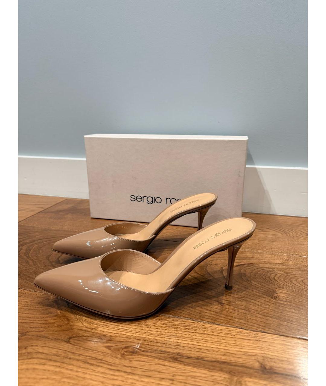 SERGIO ROSSI Бежевые мюли из лакированной кожи, фото 9
