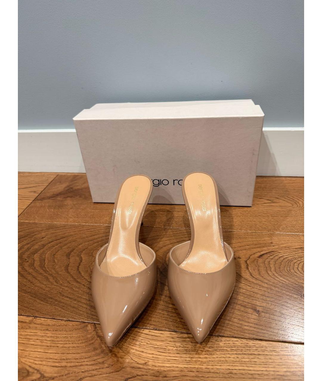 SERGIO ROSSI Бежевые мюли из лакированной кожи, фото 3