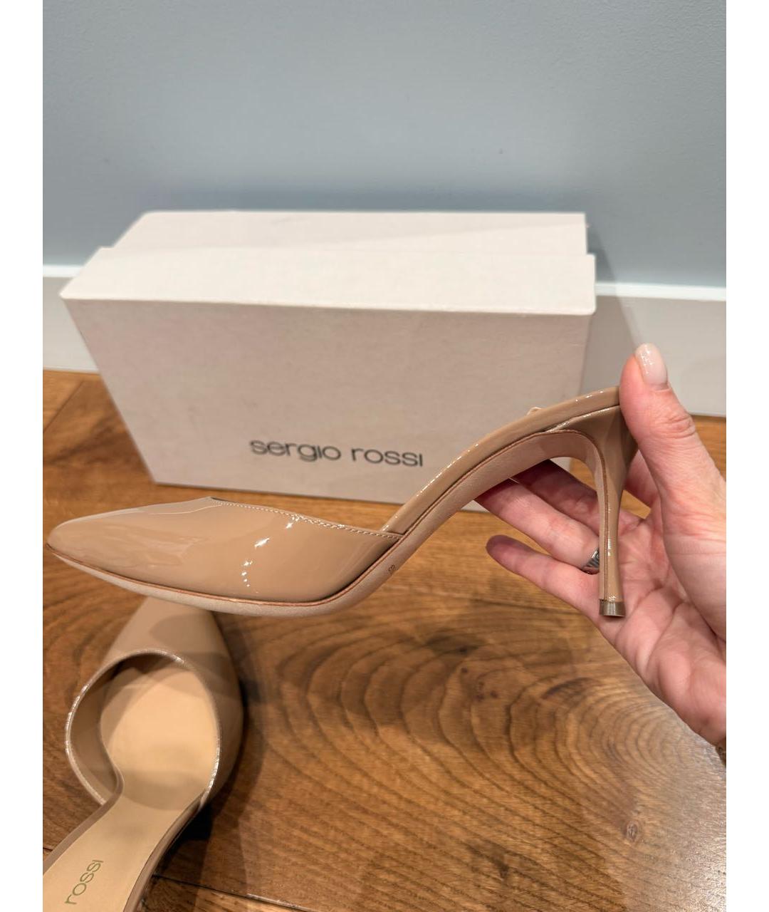 SERGIO ROSSI Бежевые мюли из лакированной кожи, фото 7