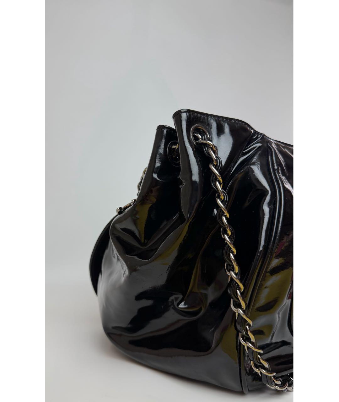 CHANEL Черная сумка через плечо из лакированной кожи, фото 2