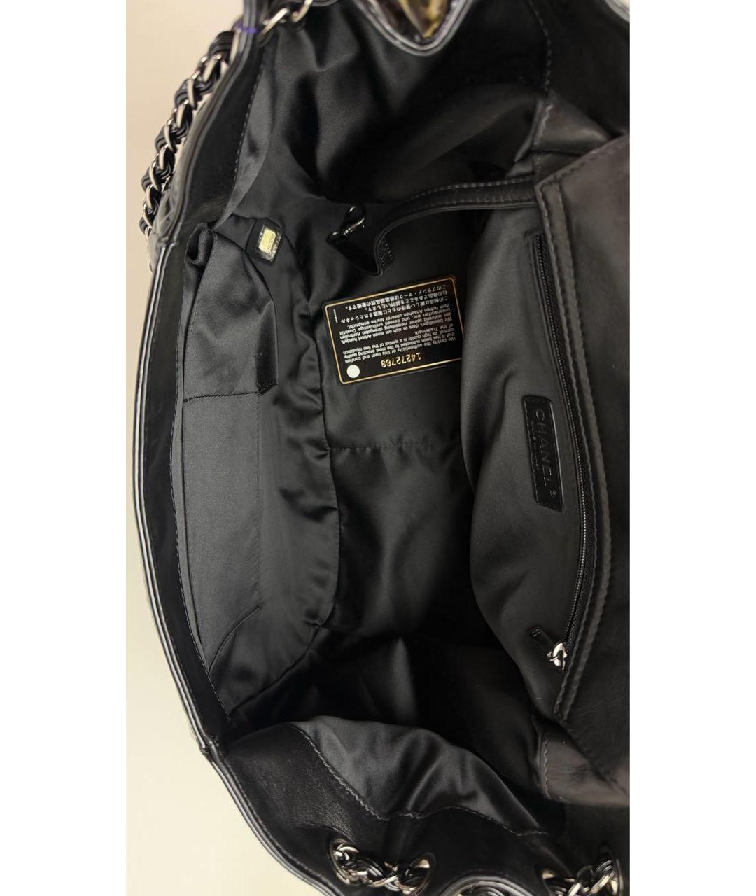 CHANEL Черная сумка через плечо из лакированной кожи, фото 4