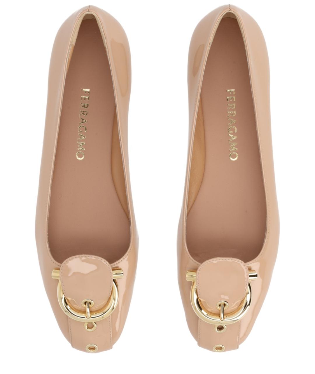 FERRAGAMO Бежевые балетки из лакированной кожи, фото 5