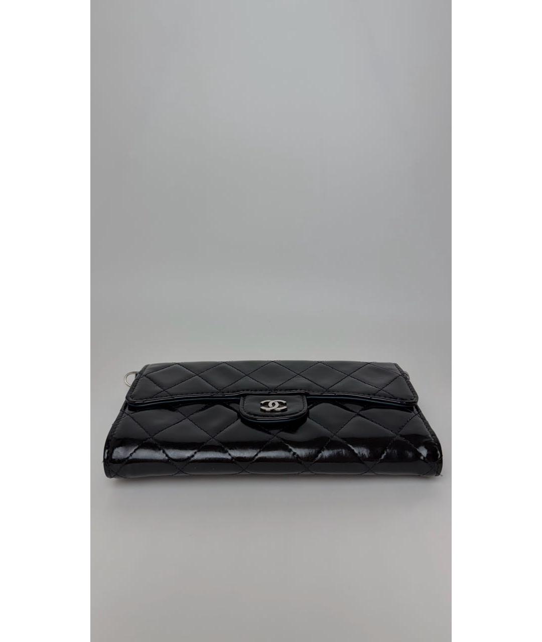 CHANEL Черный кошелек из лакированной кожи, фото 3