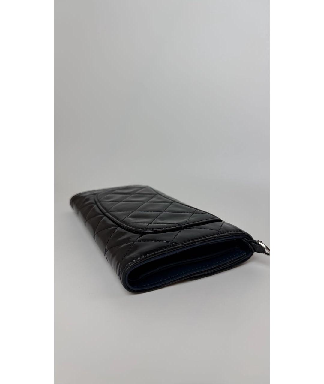 CHANEL Черный кошелек из лакированной кожи, фото 5