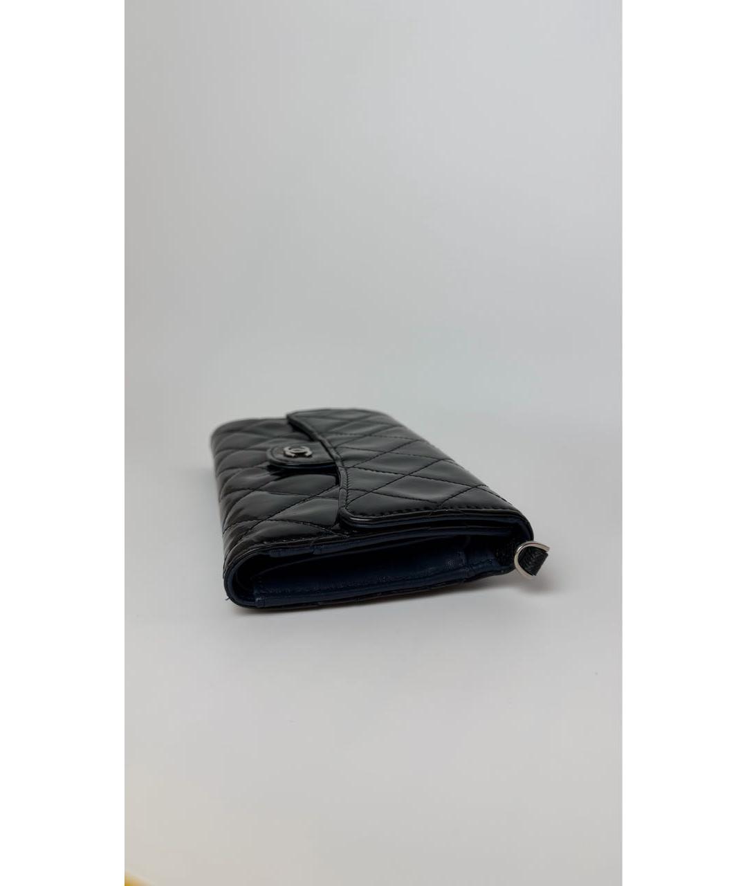 CHANEL Черный кошелек из лакированной кожи, фото 4
