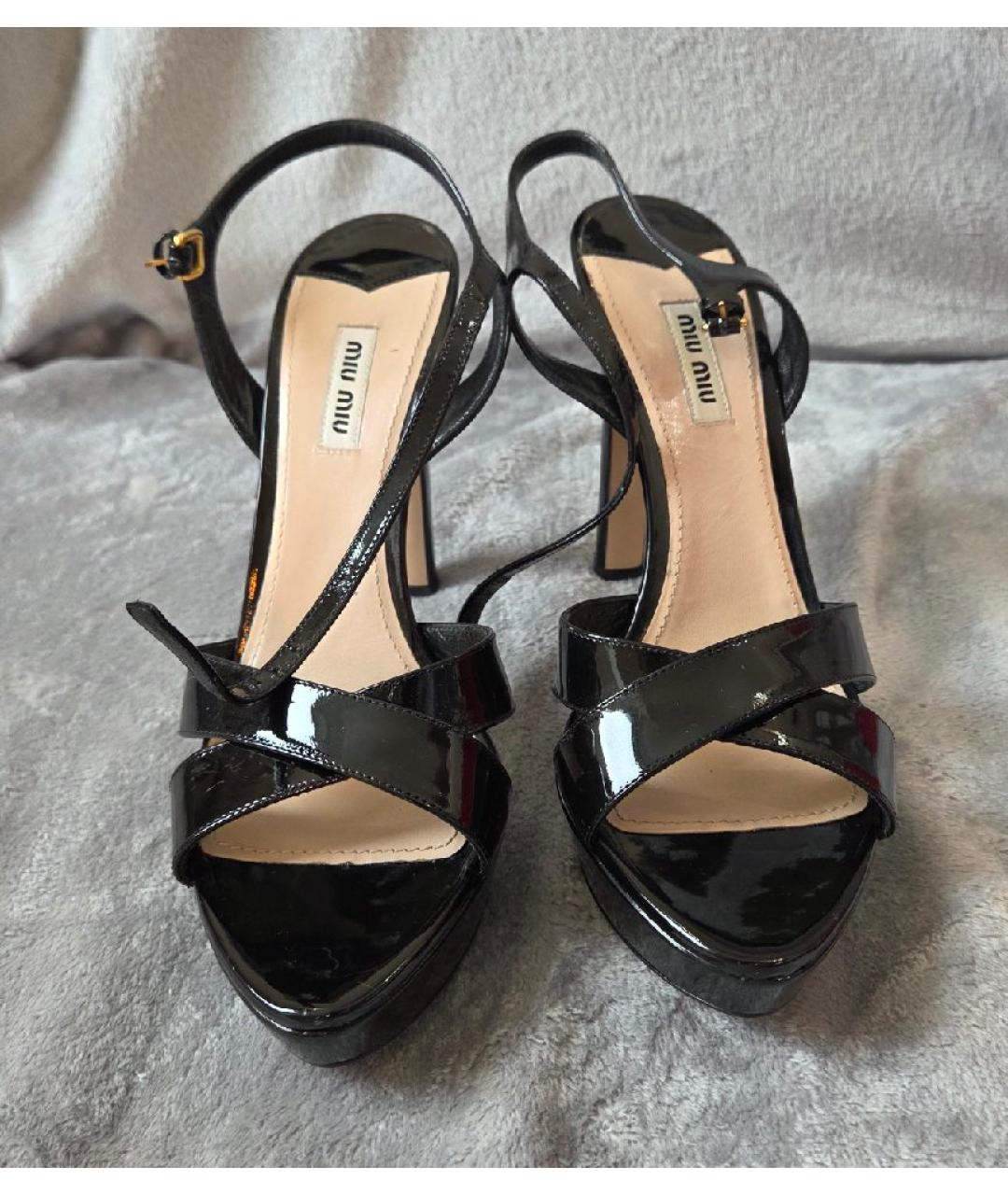 MIU MIU Черные босоножки из лакированной кожи, фото 2