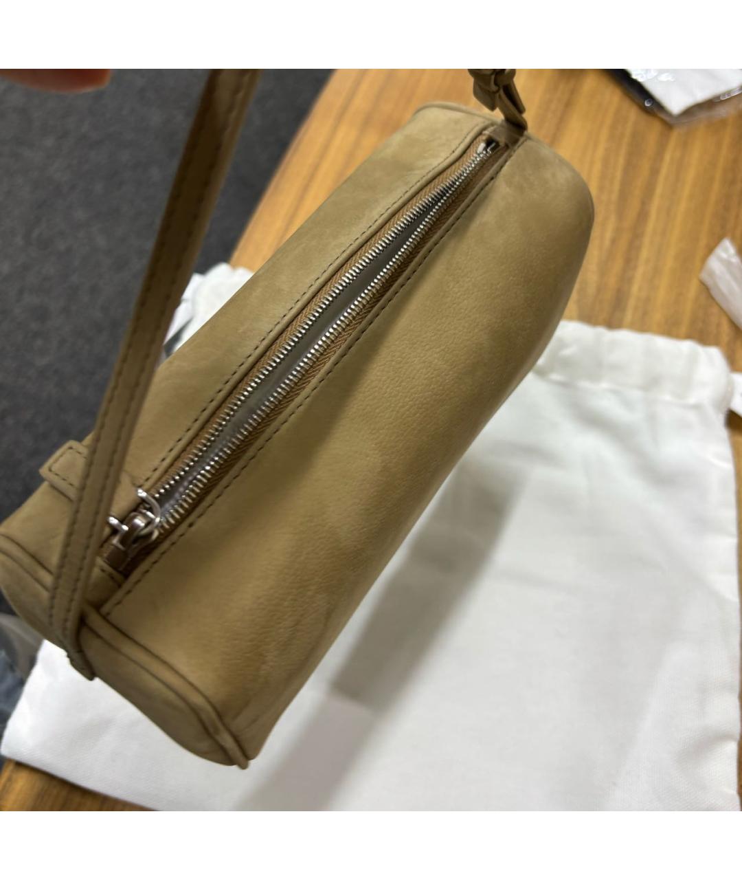 THE ROW Бежевая замшевая сумка с короткими ручками, фото 6