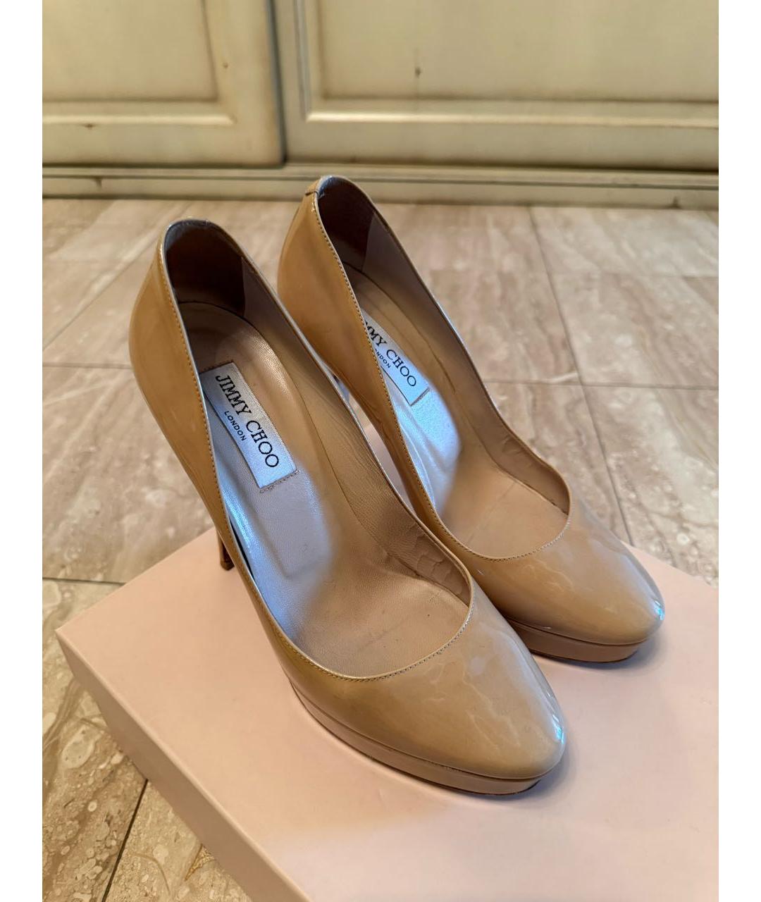 JIMMY CHOO Бежевые туфли из лакированной кожи, фото 6