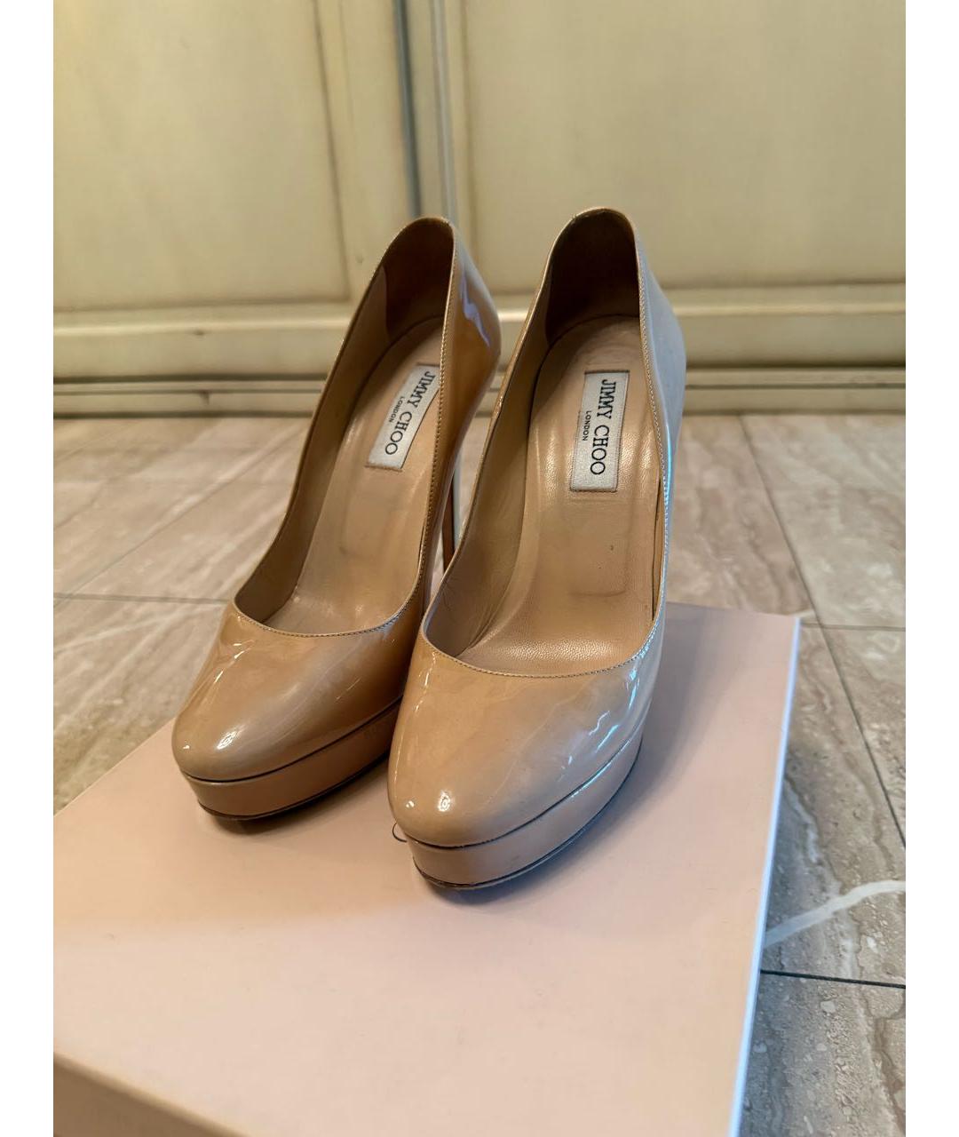 JIMMY CHOO Бежевые туфли из лакированной кожи, фото 5