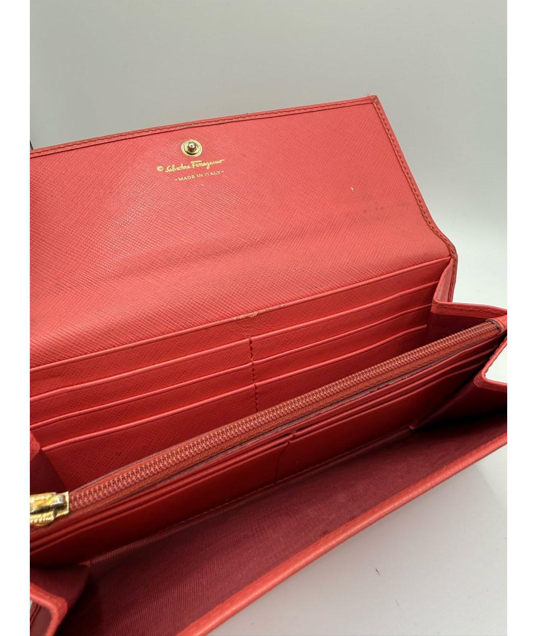 FERRAGAMO Коралловый кожаный кошелек, фото 6