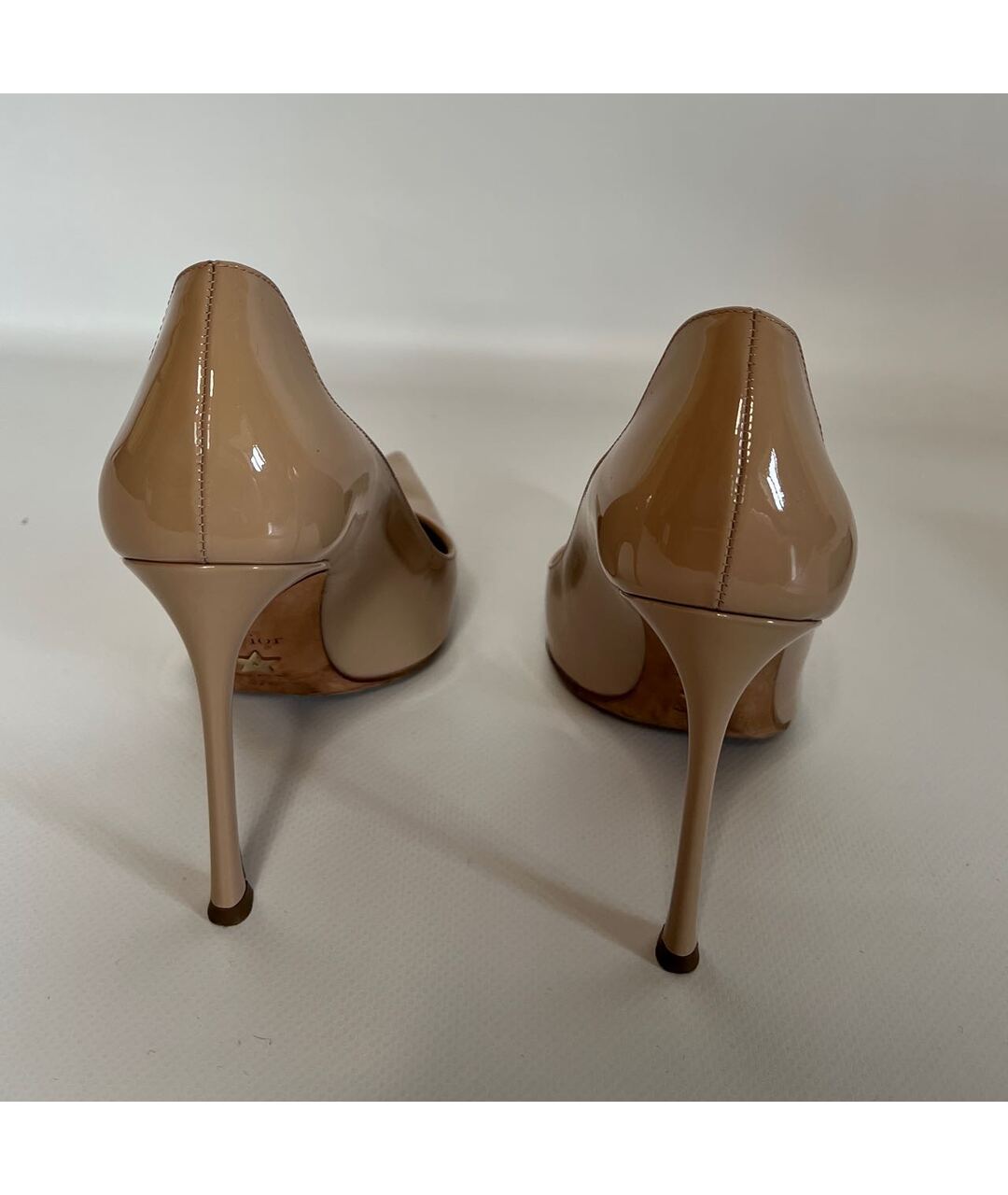 CHRISTIAN DIOR Бежевые туфли из лакированной кожи, фото 4