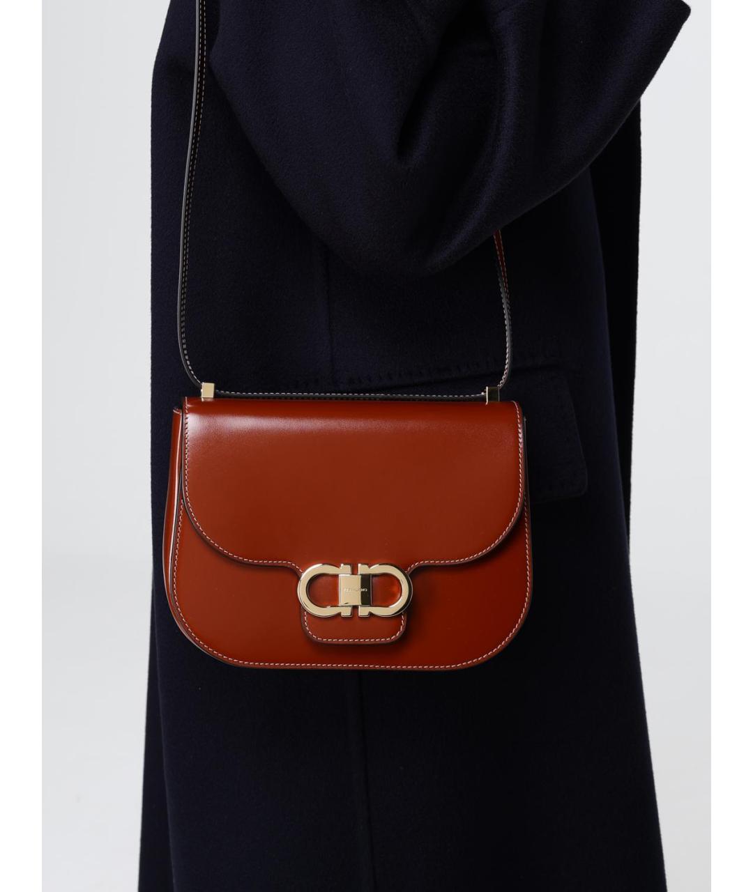 FERRAGAMO Коричневая кожаная сумка через плечо, фото 2