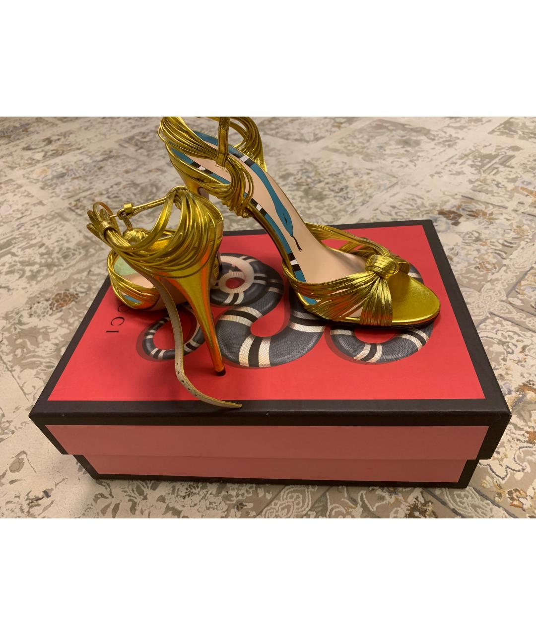 GUCCI Золотые кожаные босоножки, фото 3
