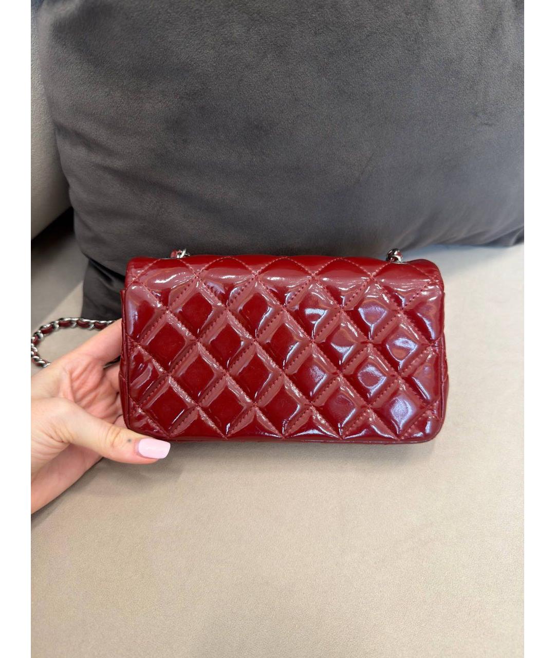 CHANEL Бордовая сумка через плечо из лакированной кожи, фото 2