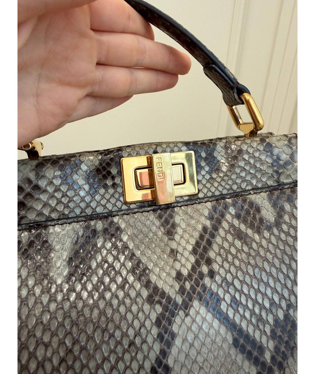 FENDI Бежевая сумка с короткими ручками из экзотической кожи, фото 3