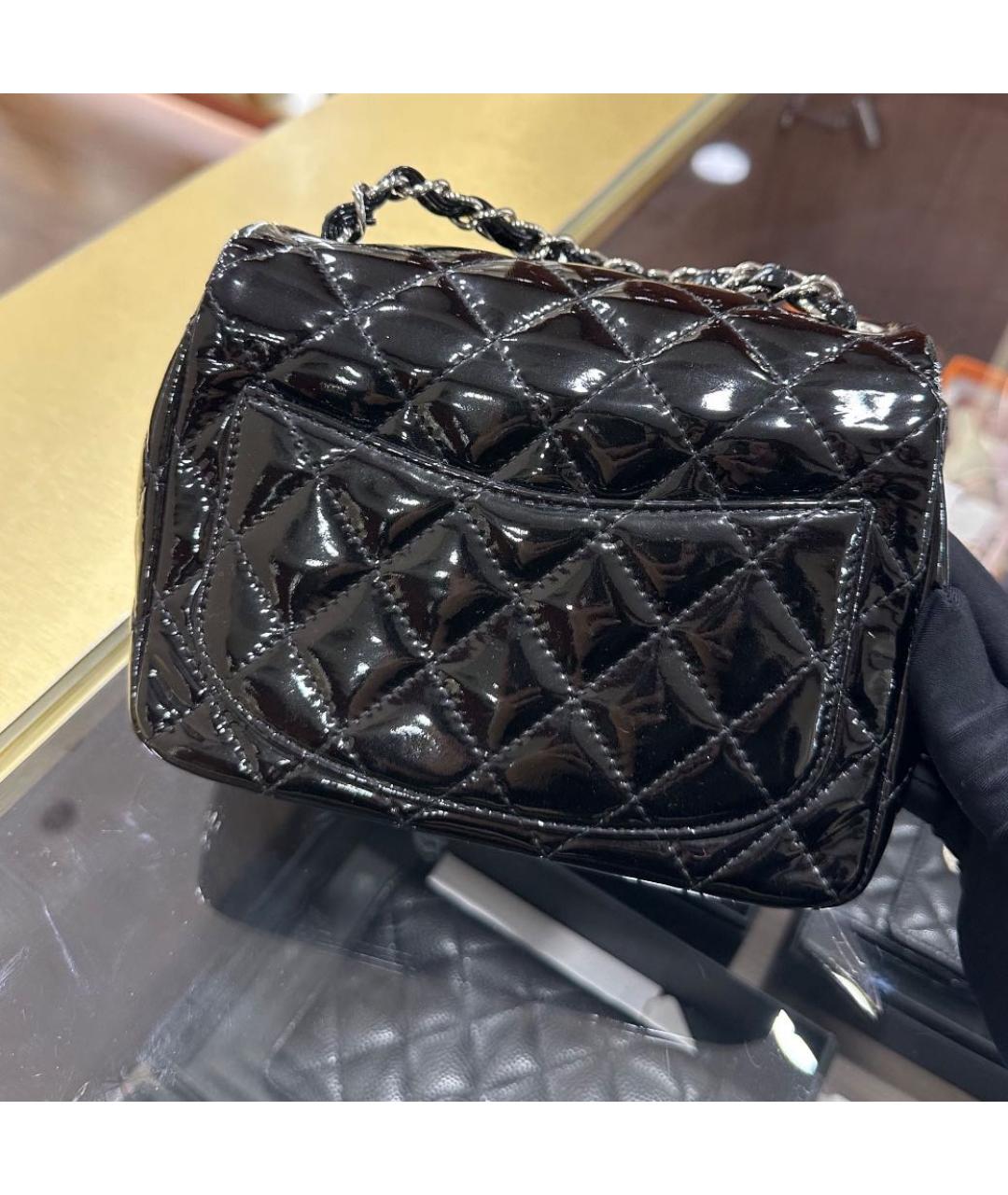 CHANEL Черная сумка через плечо из лакированной кожи, фото 2
