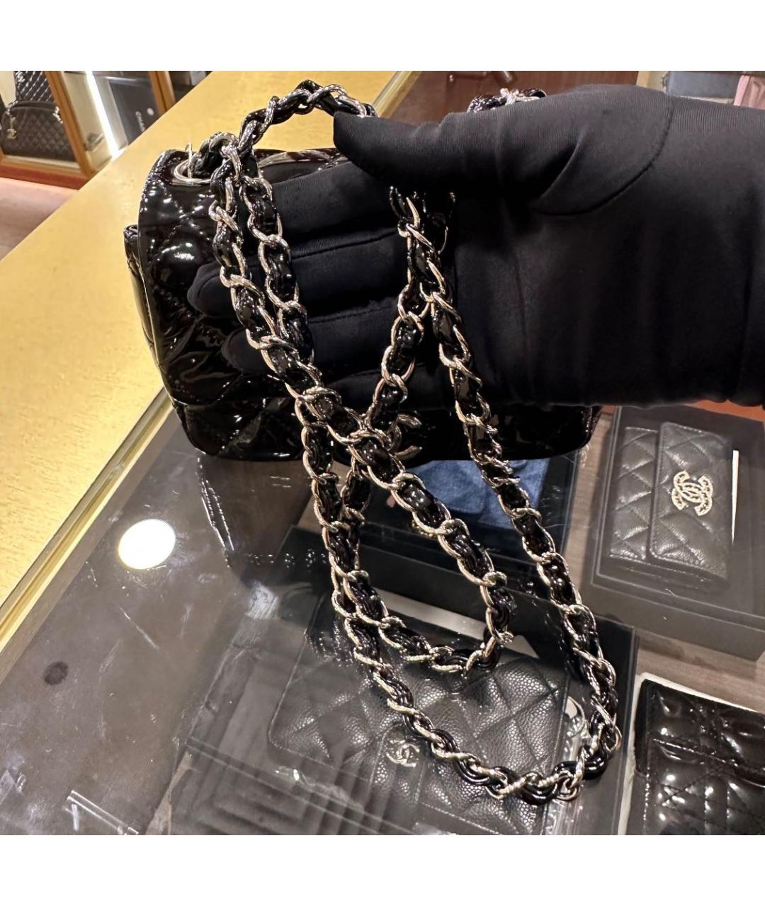 CHANEL Черная сумка через плечо из лакированной кожи, фото 5