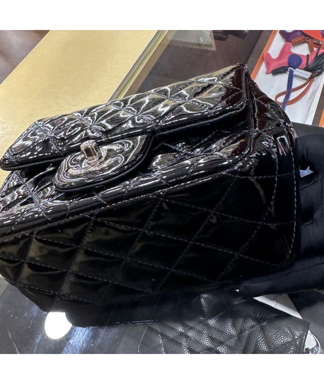 CHANEL Черная сумка через плечо из лакированной кожи, фото 3