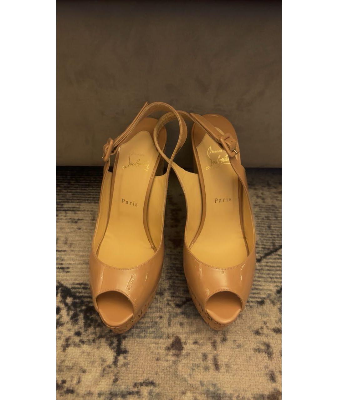 CHRISTIAN LOUBOUTIN Бежевые босоножки из лакированной кожи, фото 2
