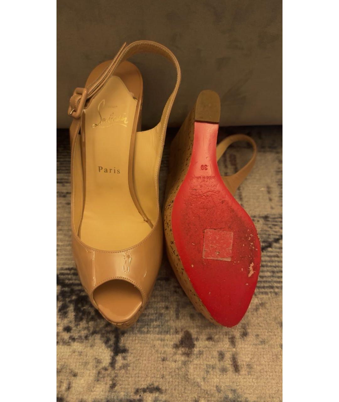 CHRISTIAN LOUBOUTIN Бежевые босоножки из лакированной кожи, фото 3