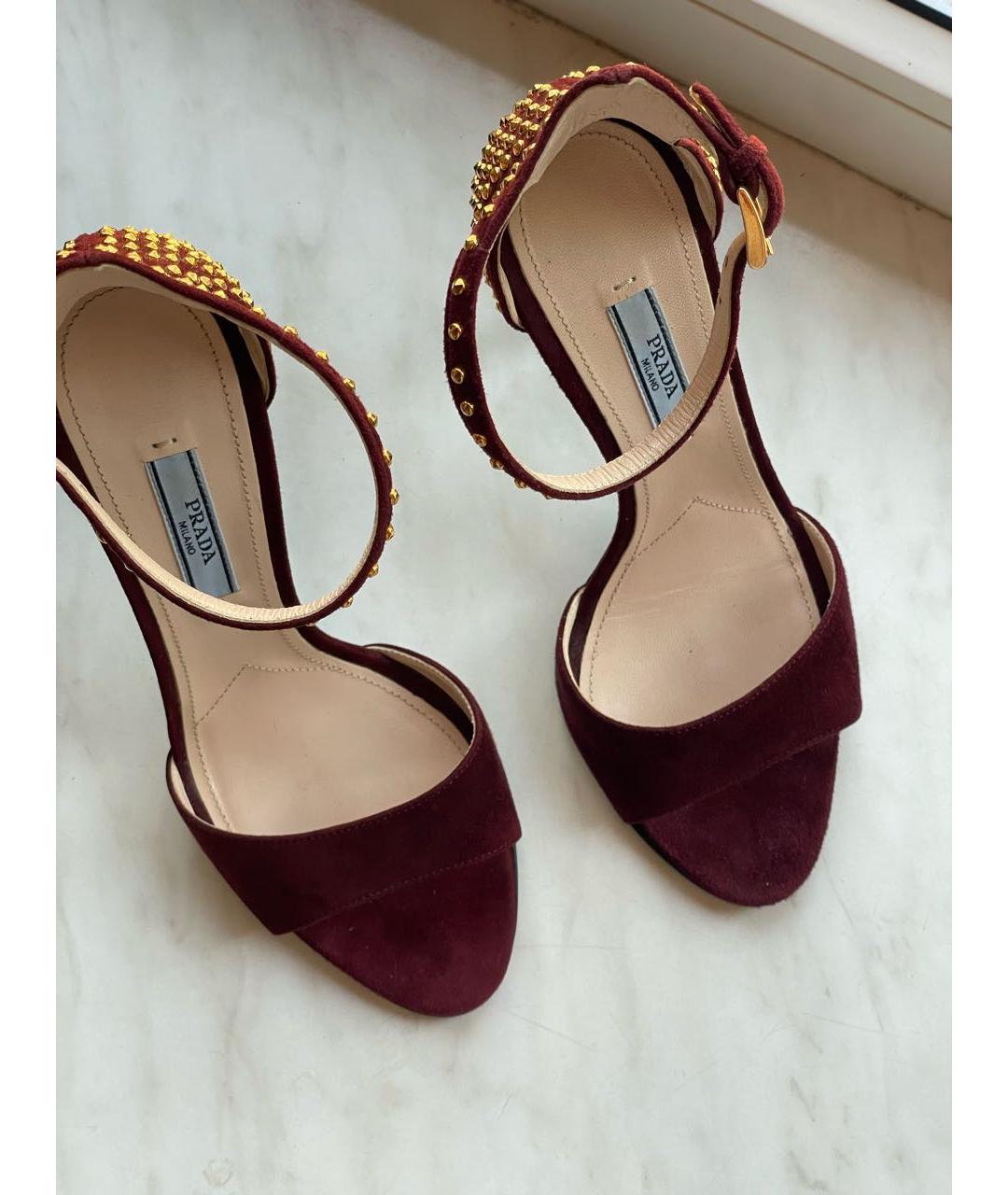 PRADA Бордовые замшевые босоножки, фото 2