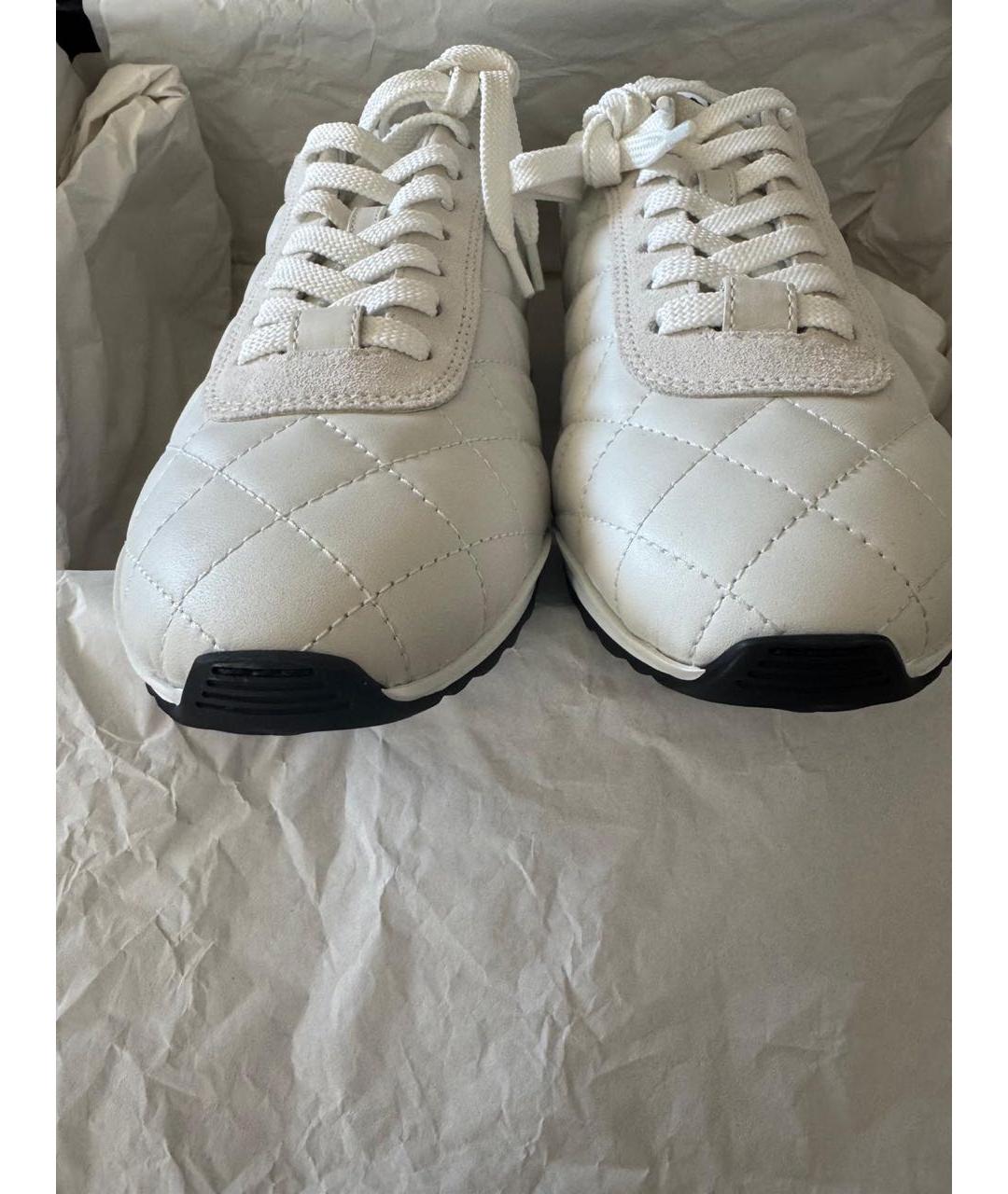 CHANEL Белые кожаные кроссовки, фото 2