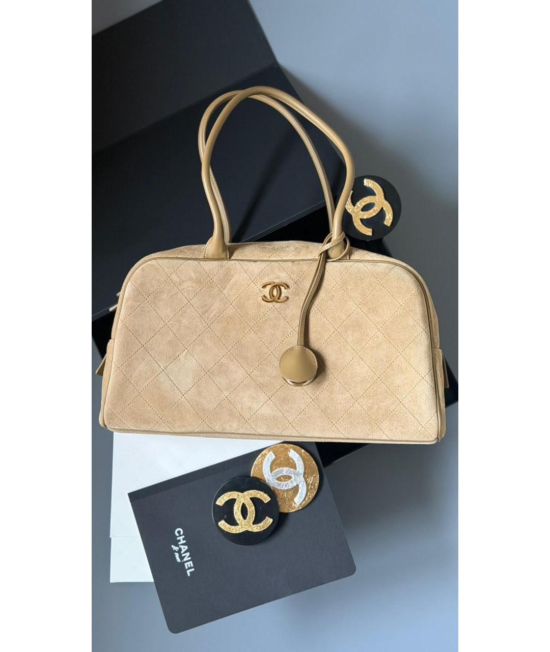 CHANEL Бежевая замшевая сумка через плечо, фото 2