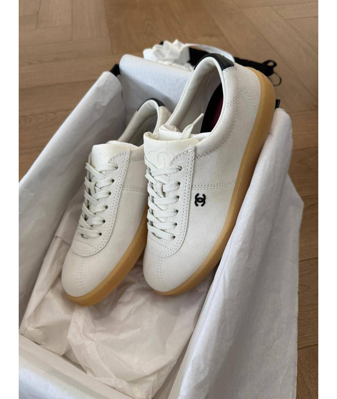 CHANEL Белые замшевые кеды, фото 2